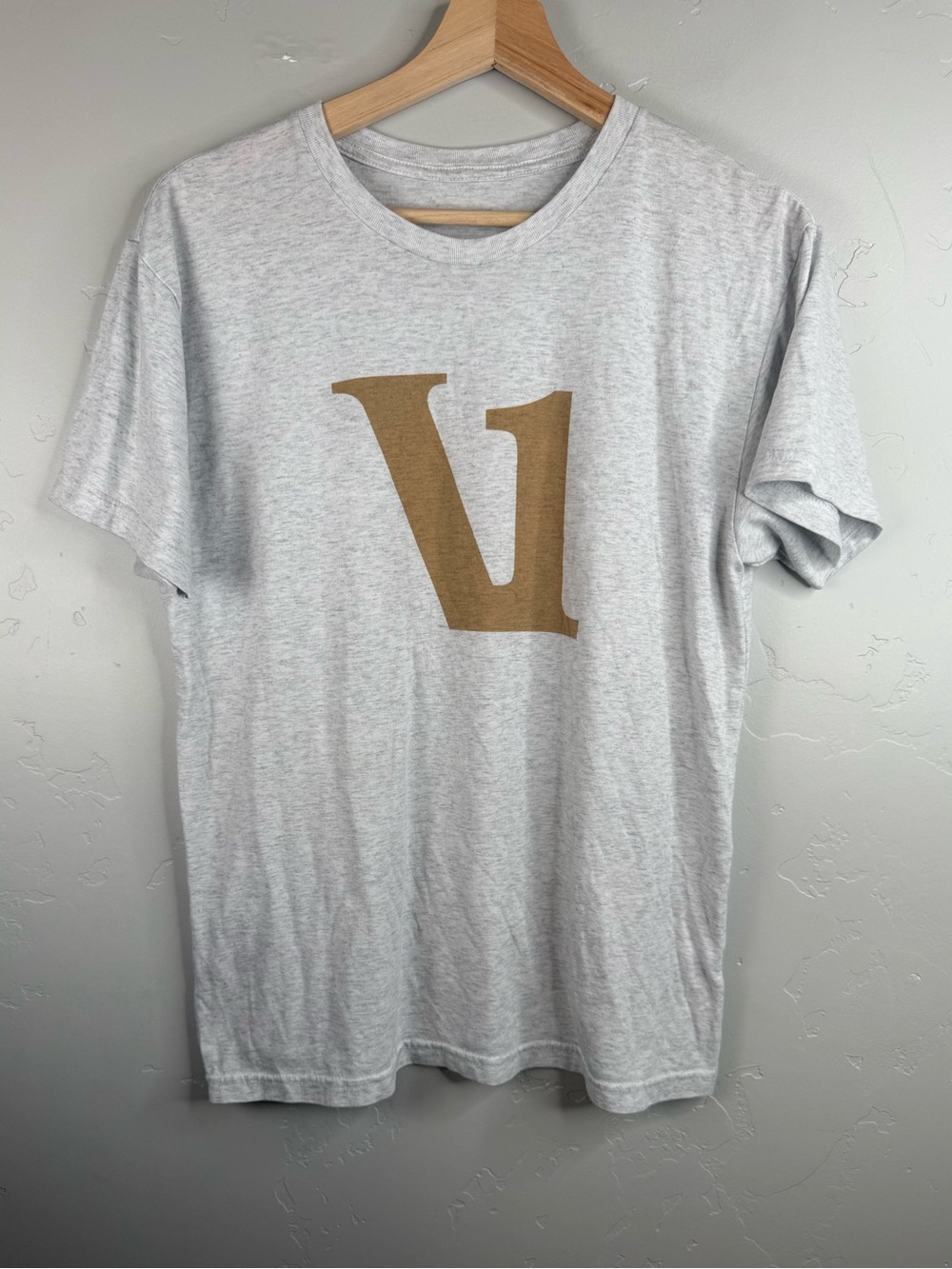 Vuori Men’s V1 Logo Tee T-shirt Graphic Short Sleeve Cotton Blend Size M